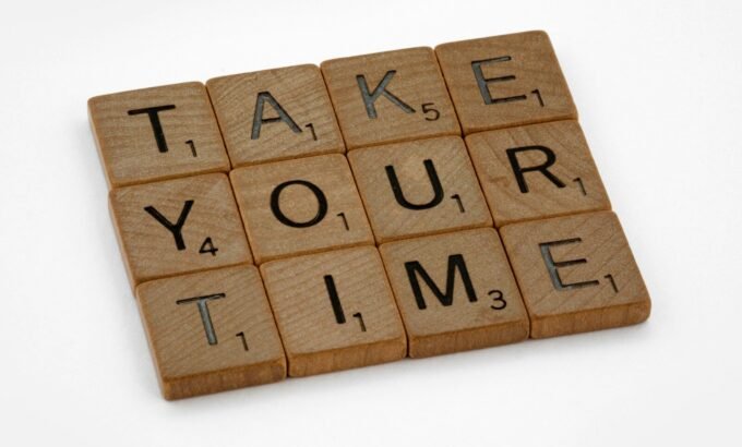 brown wooden blocks on white surface Gestion du Temps et Énergie : Passer de la gestion des heures à la gestion de la concentration.
