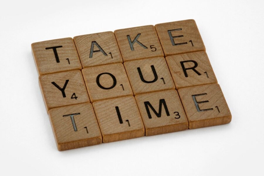 brown wooden blocks on white surface Gestion du Temps et Énergie : Passer de la gestion des heures à la gestion de la concentration.